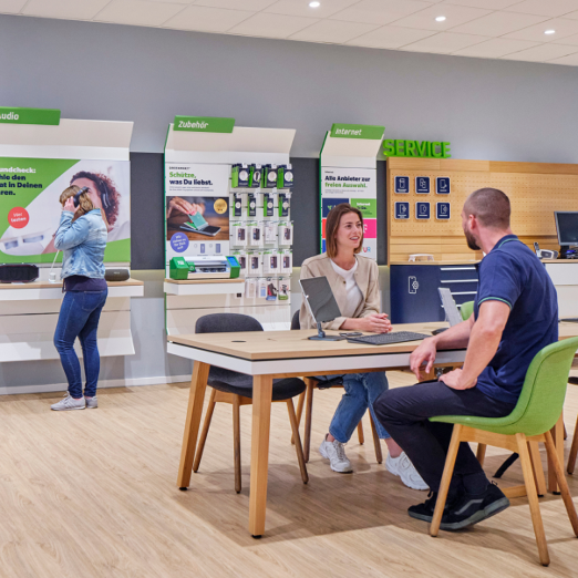 freenet store with customers