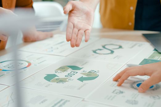 Hände zeigen auf ESG-Diagramm-Cluster